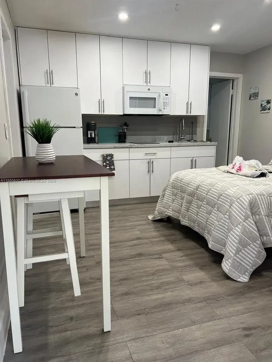 1 bedroom 1 bath Residential Lease for rent at 222 SW 8th St # C, Dania Beach FL 33004