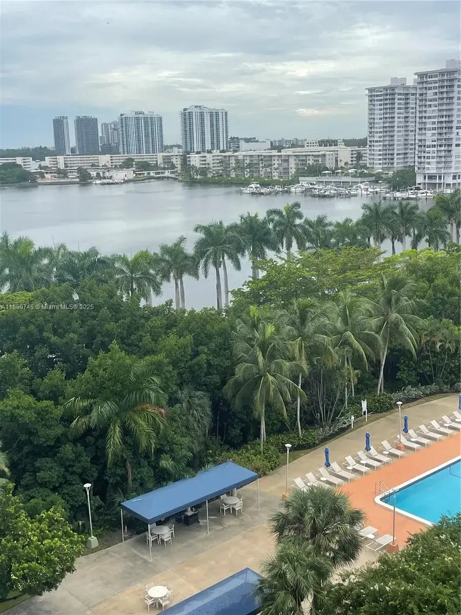 2 bedroom 2 bath Residential for sale at 2851 NE 183rd St # 906E, Aventura FL 33160