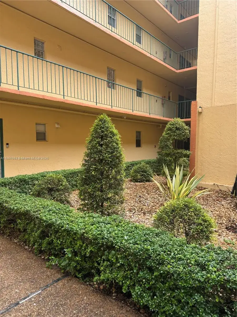 2 bedroom 2 bath Residential for sale at 1975 W 44th Pl # 505, Hialeah FL 33012