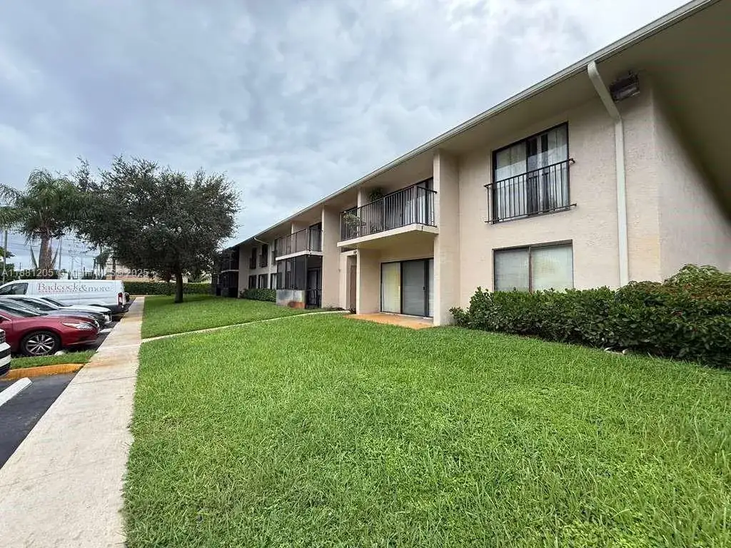 1 bedroom 1 bath Residential for sale at 5915 Washington St # 116, Hollywood FL 33023