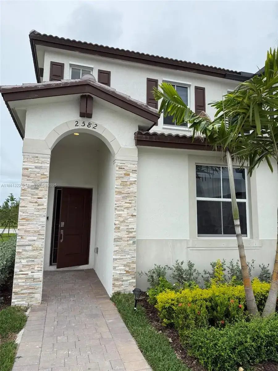 3 bedroom 3 bath Residential Lease for rent at 2582 SE 29th St # 2582, Homestead FL 33035