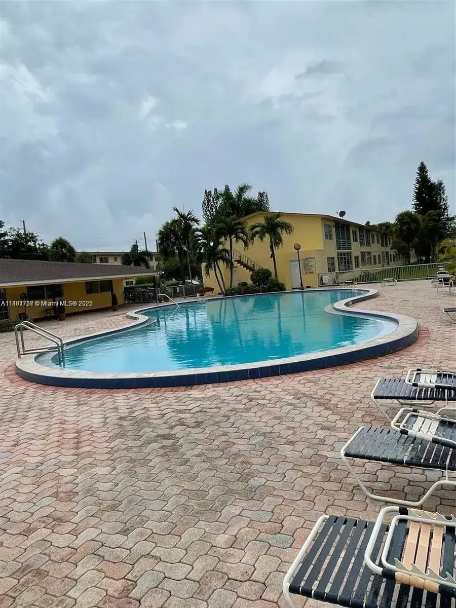 2 bedroom 2 bath Residential for sale at 20201 NE 29th Ct # D112, Aventura FL 33180