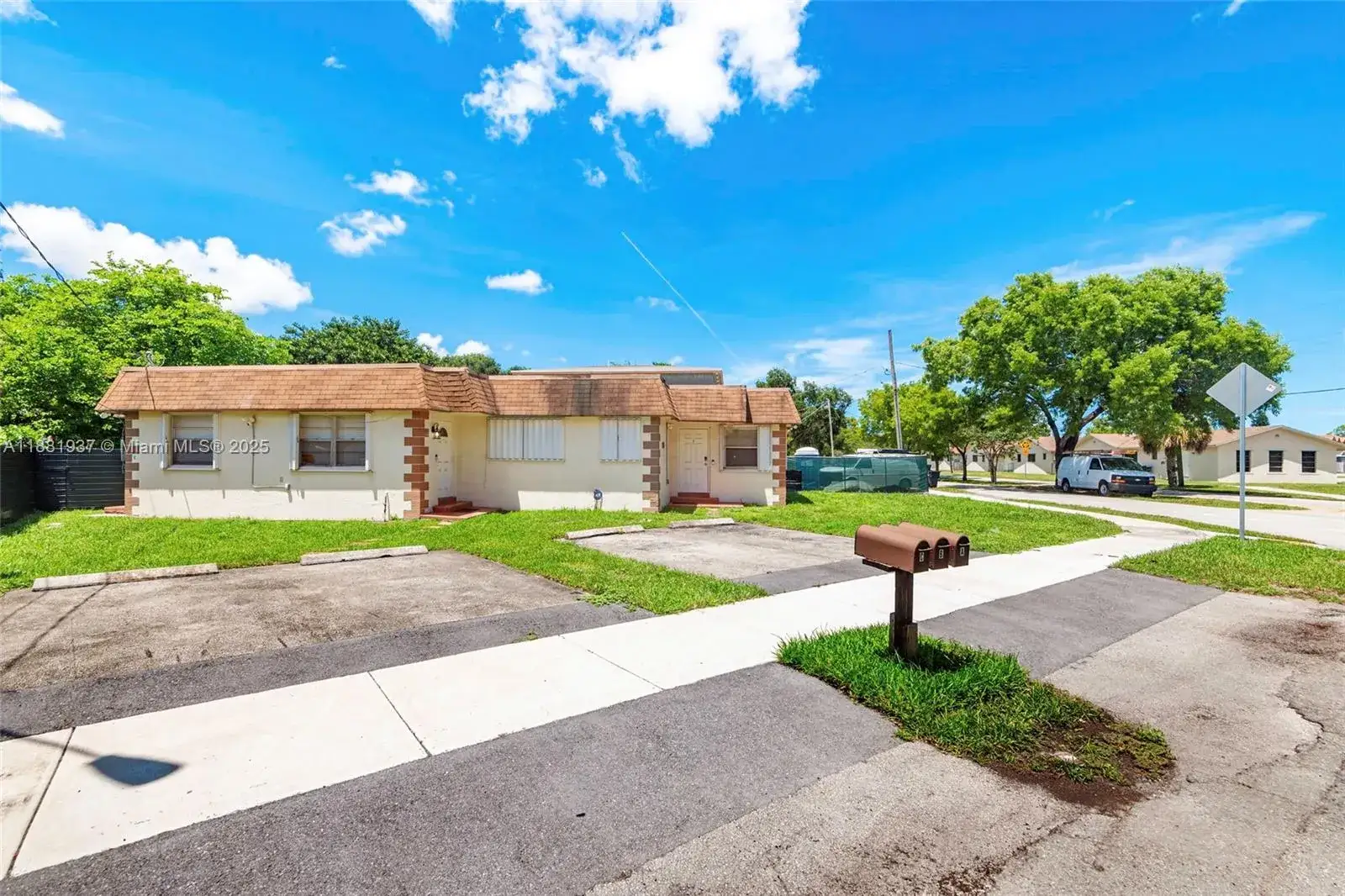 1 bedroom 1 bath Residential Lease for rent at 201 Columbus Pkwy # A, Hollywood FL 33021