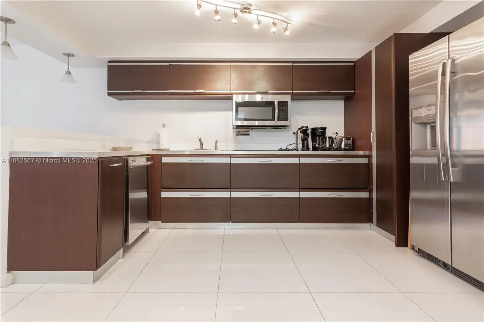 1 bath Residential Lease for rent at 2301 Collins Ave # 1023, Miami Beach FL 33139