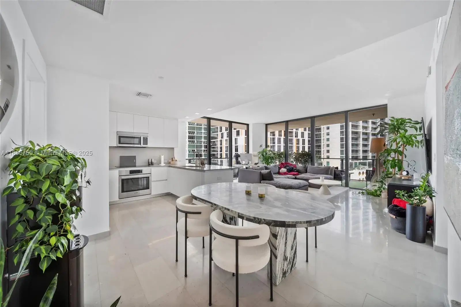 2 bedroom 2 bath Residential for sale at 68 SE 6th St # 811, Miami FL 33131