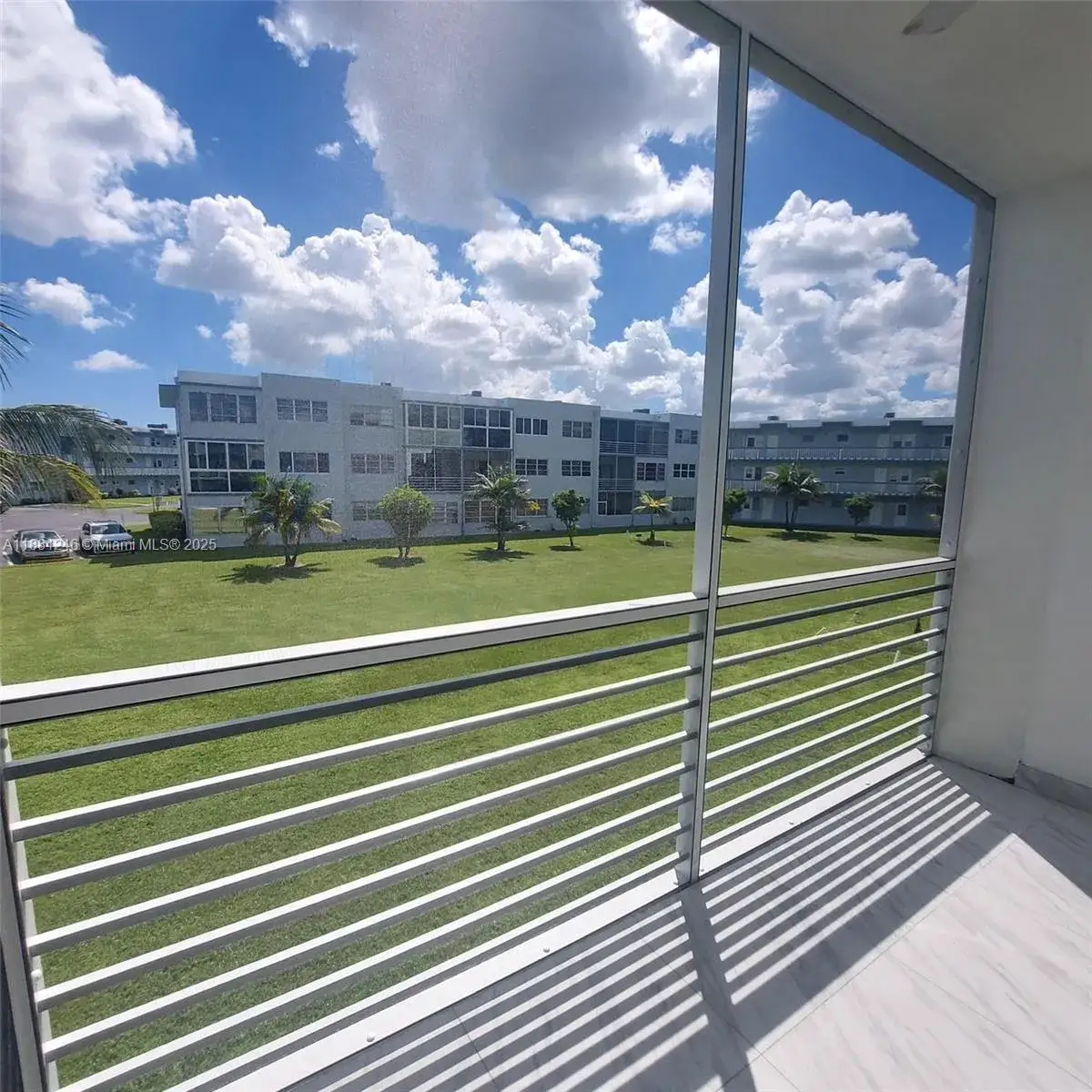 1 bedroom 1 bath Residential for sale at 2300 Park Ln # 211, Hollywood FL 33021