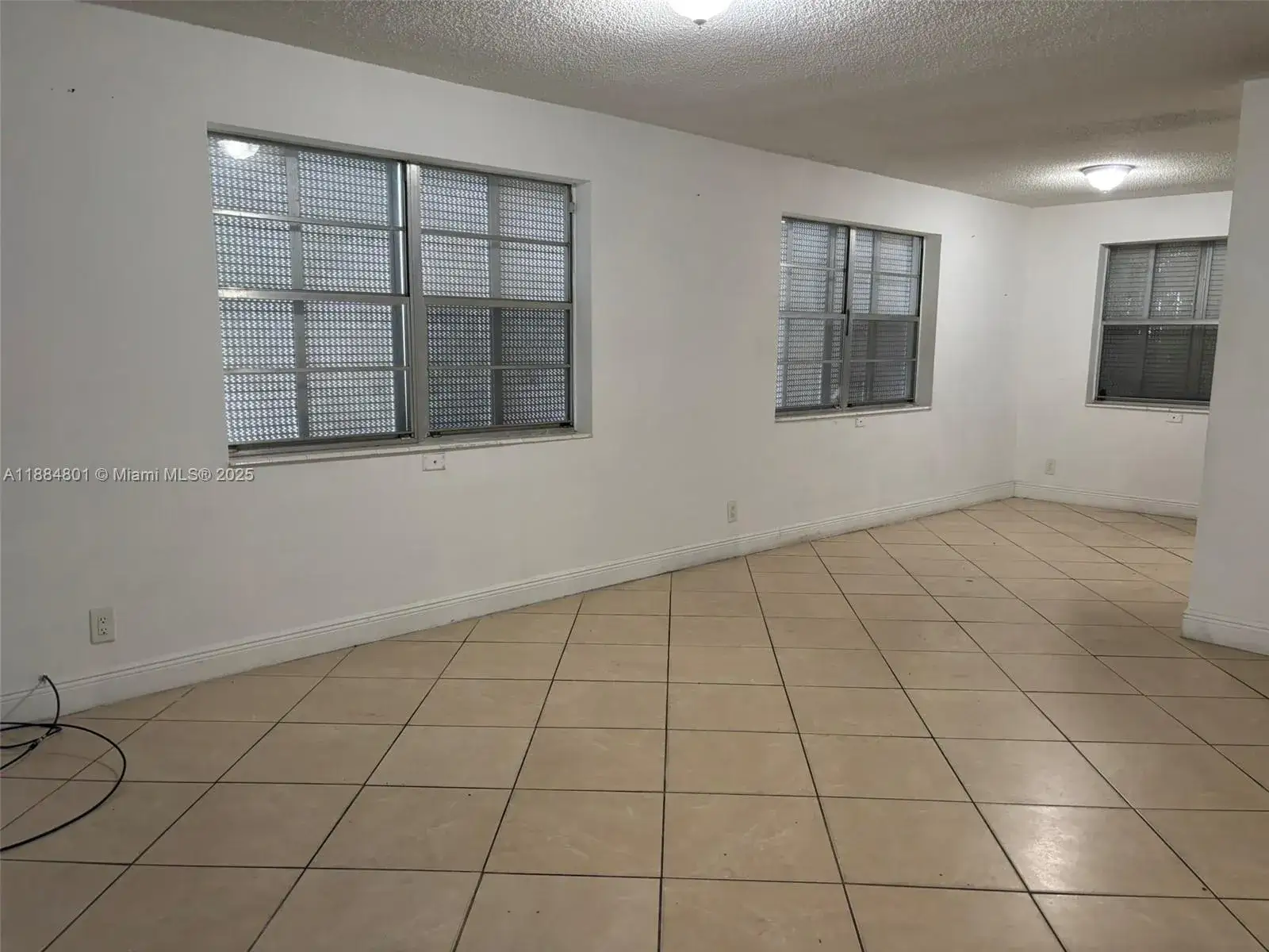 2 bedroom 1 bath Residential Lease for rent at 2415 Lincoln St # 106, Hollywood FL 33020