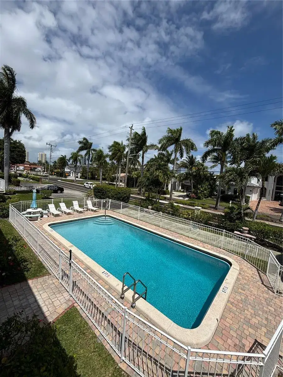 2 bedroom 1 bath Residential Lease for rent at 500 Layne Blvd # 20, Hallandale Beach FL 33009