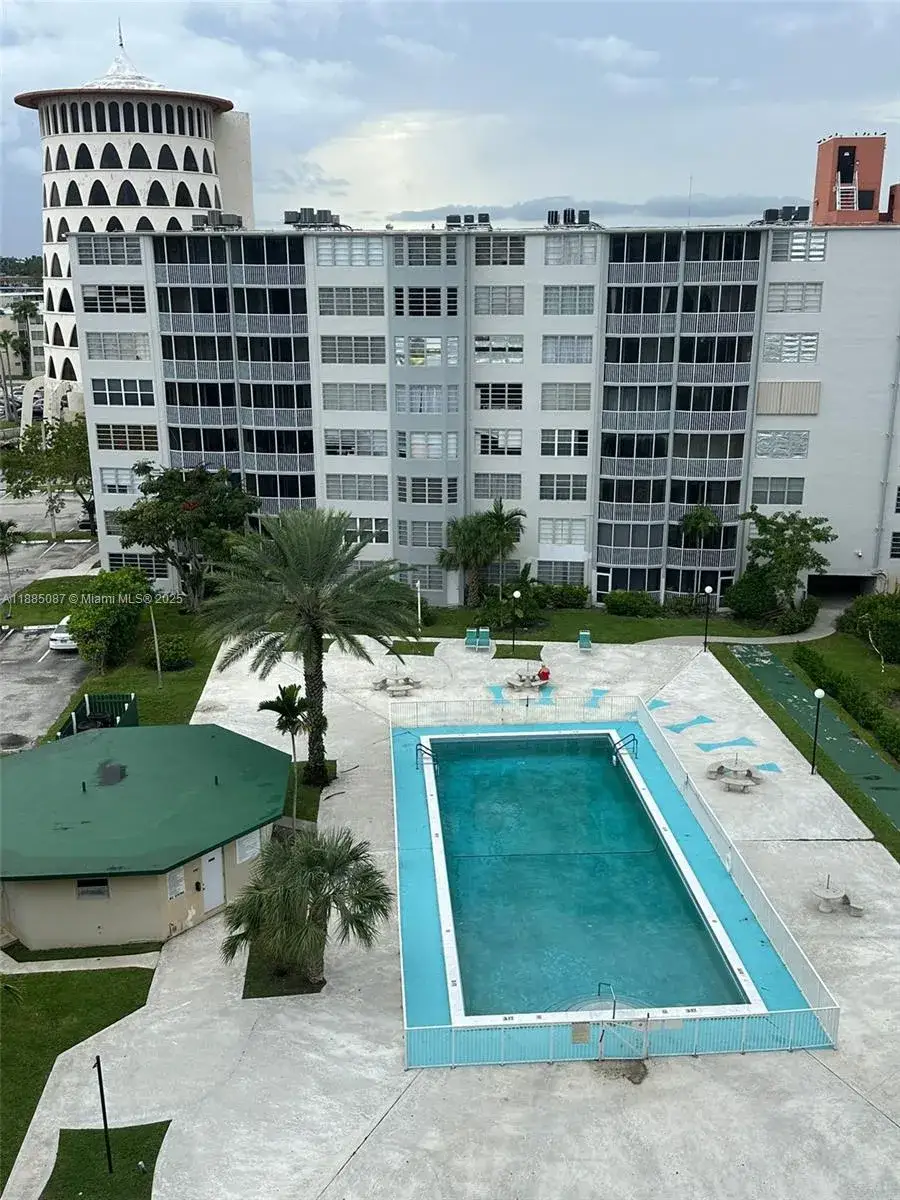 1 bedroom 1 bath Residential for sale at 1780 NE 191st St # 2, Miami FL 33179
