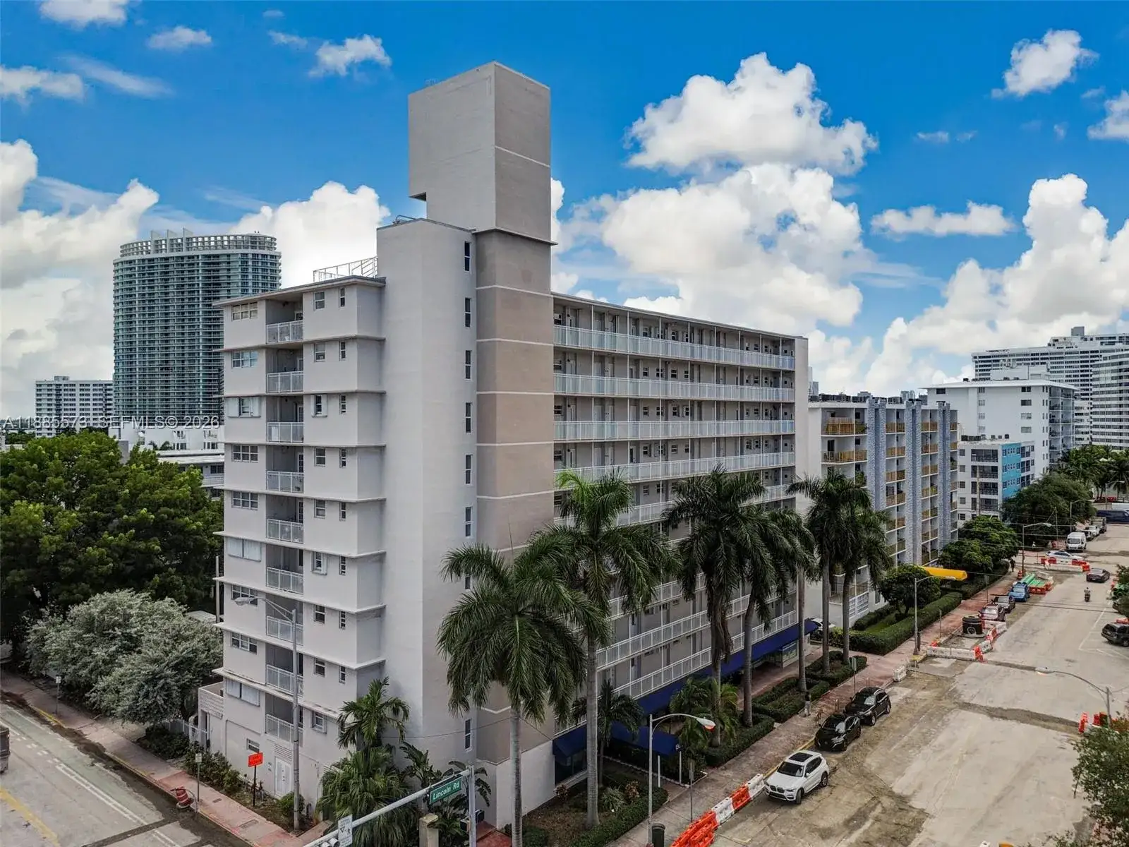 1 bedroom 1 bath Residential for sale at 1300 Lincoln Rd # B402, Miami Beach FL 33139