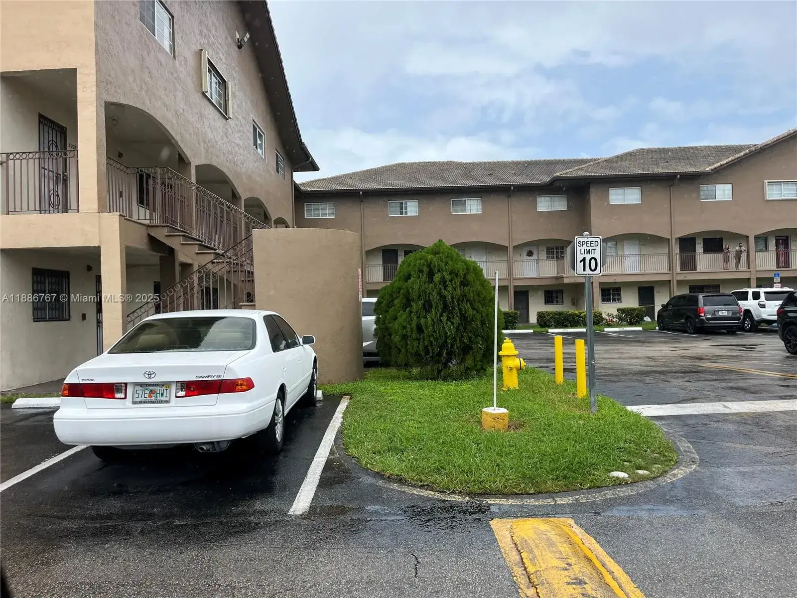 2 bedroom 2 bath Residential for sale at 8851 NW 119 ST # 5222, Hialeah Gardens FL 33018