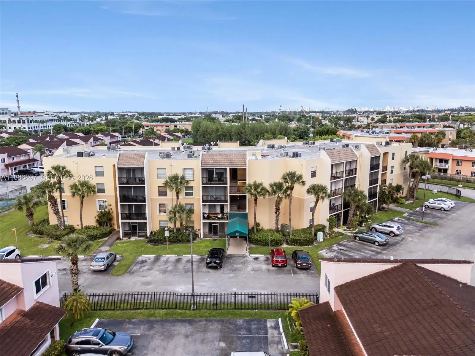 1 bedroom 1 bath Residential for sale at 8005 Lake Dr # 404, Doral FL 33166
