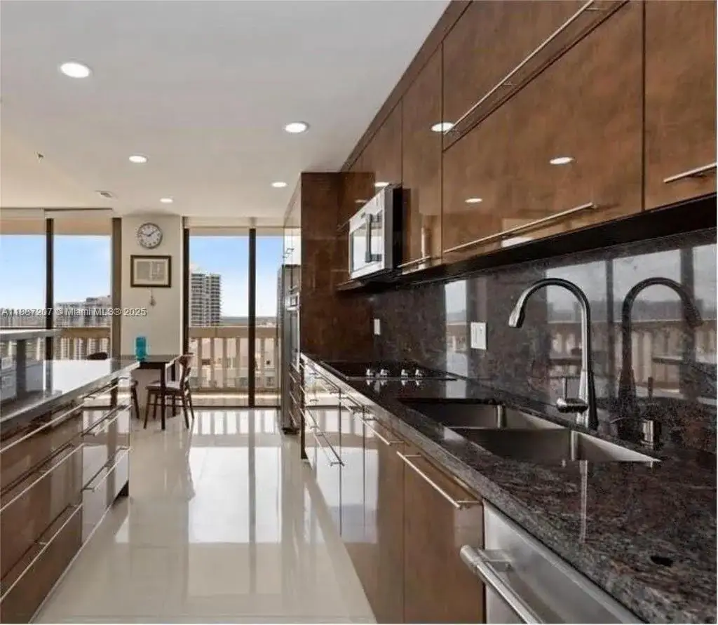 3 bedroom 2 bath Residential for sale at 19355 Turnberry Way # 27E, Aventura FL 33180