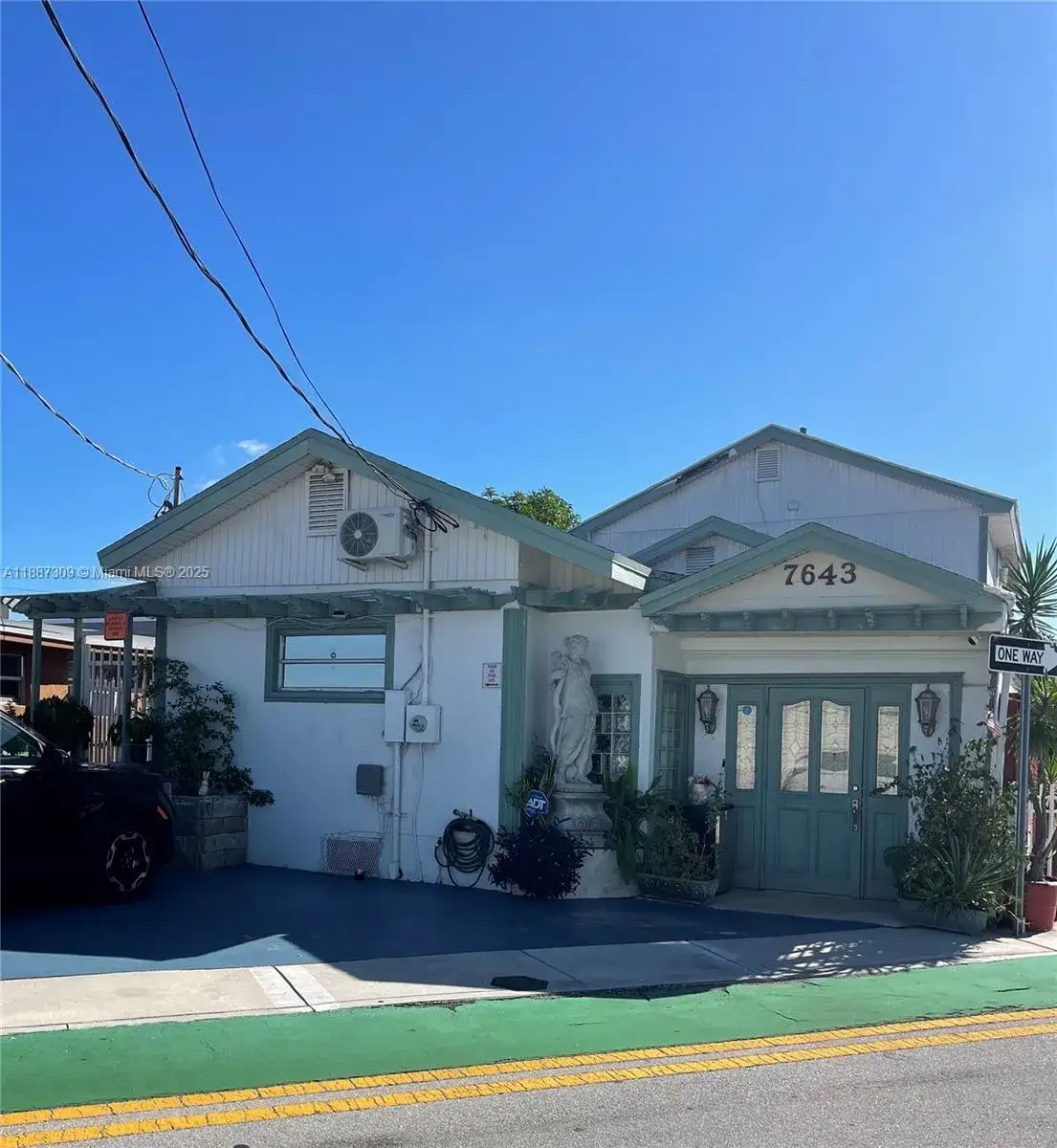7643 NW South River Dr, Medley FL 33166