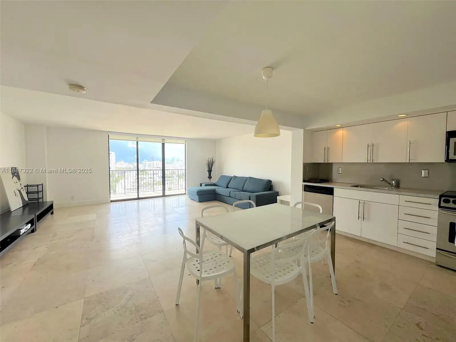 1 bedroom 1 bath Residential Lease for rent at 1800 Collins Ave # 12E, Miami Beach FL 33139