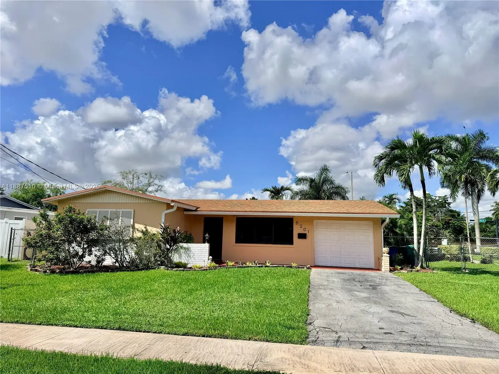 2 bedroom 2 bath Residential for sale at 5201 SW 95th Ave, Cooper City FL 33328