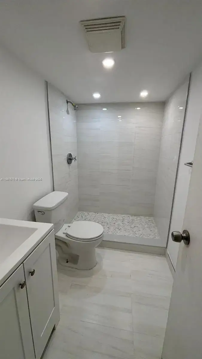 1 bedroom 1 bath Residential Lease for rent at 1913 S Ocean Dr # 115, Hallandale Beach FL 33009