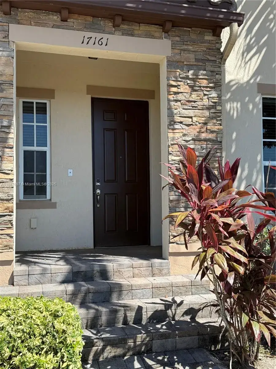 3 bedroom 2 bath Residential Lease for rent at 17161 SW 96th St, Miami FL 33196