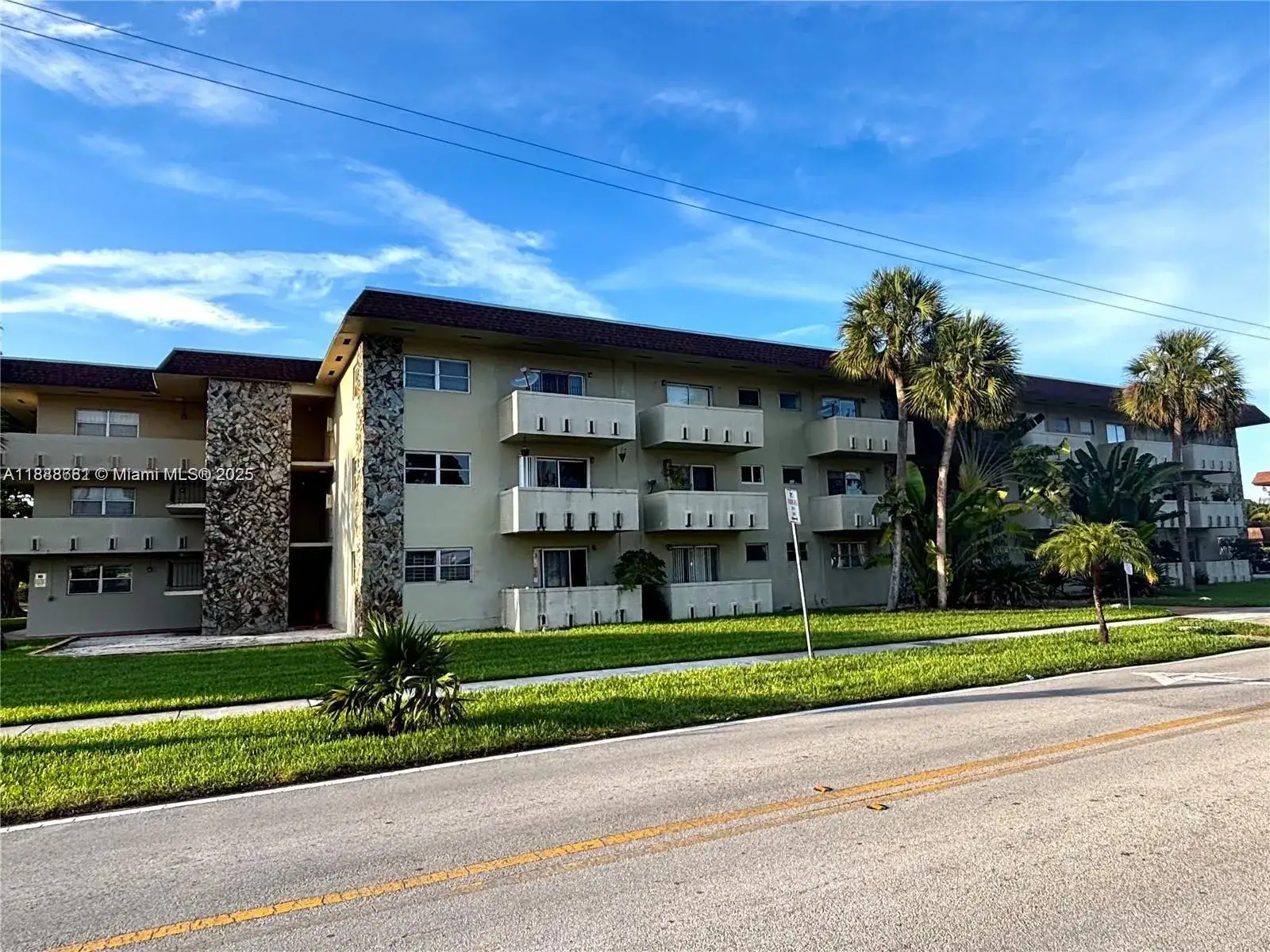 1 bedroom 1 bath Residential for sale at 7505 SW 82nd St # 318, Miami FL 33143