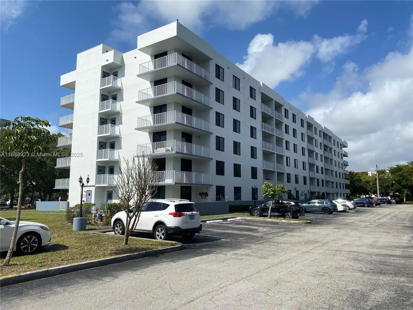 2 bedroom 2 bath Residential Lease for rent at 901 Hillcrest Dr # 409, Hollywood FL 33021