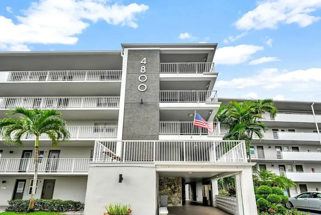 2 bedroom 2 bath Residential for sale at 4800 Hillcrest Ln # 210, Hollywood FL 33021