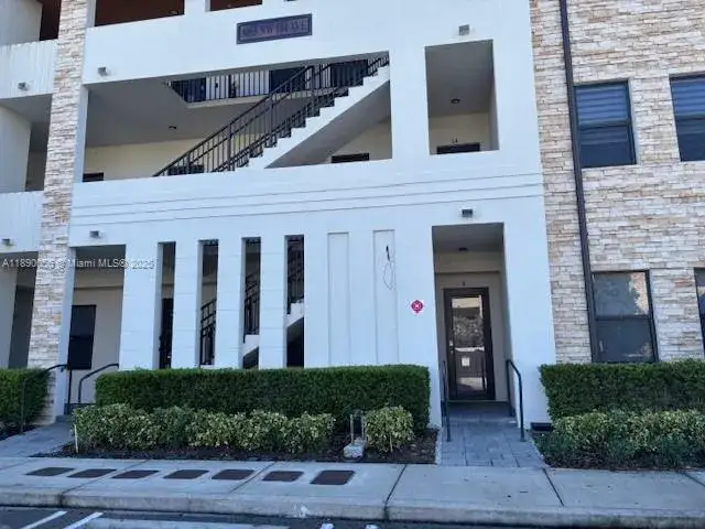 3 bedroom 2 bath Residential for sale at 8055 NW 104th Ave # 4, Doral FL 33178