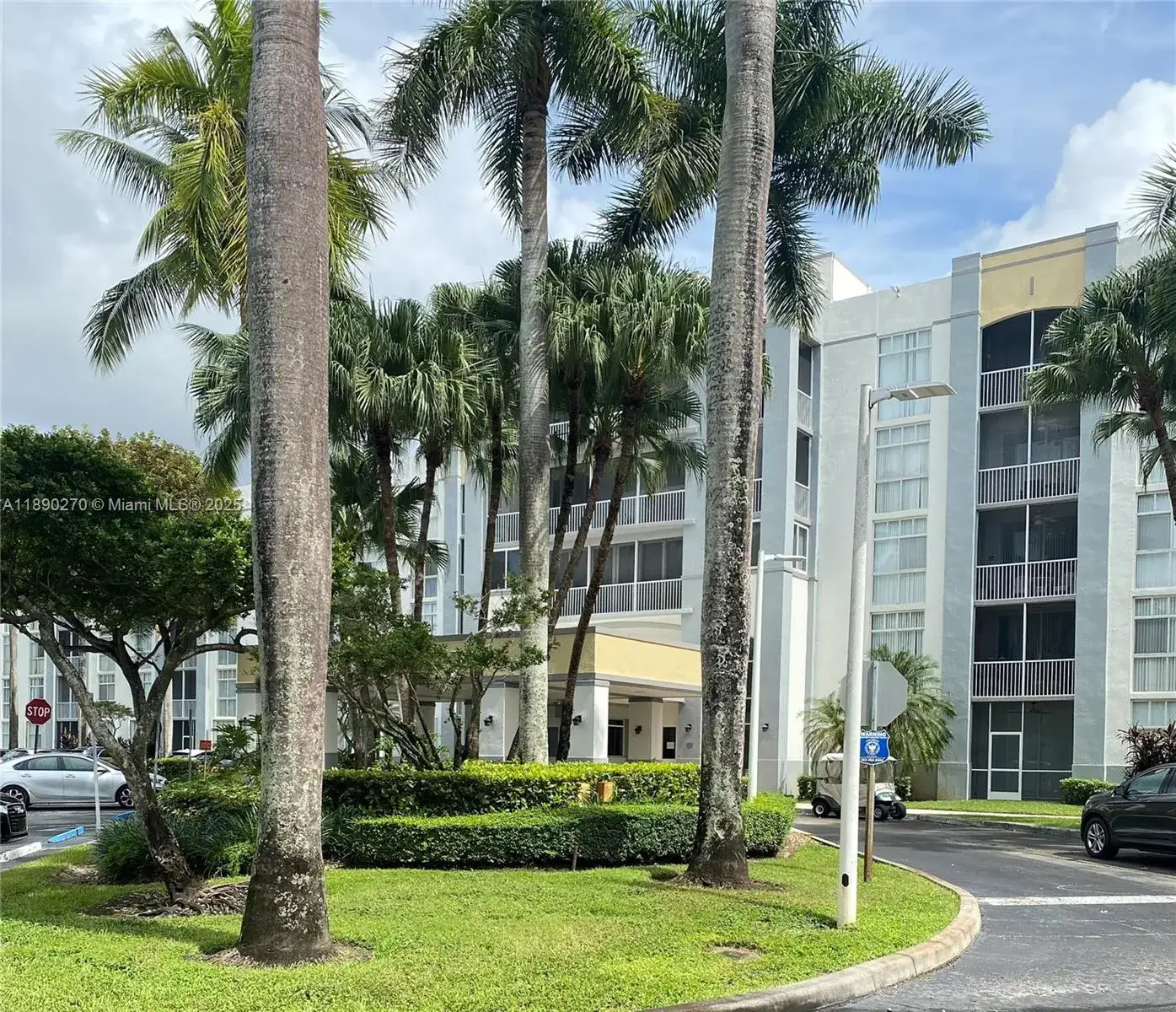 3 bedroom 2 bath Residential for sale at 9725 NW 52nd St # 522, Doral FL 33178