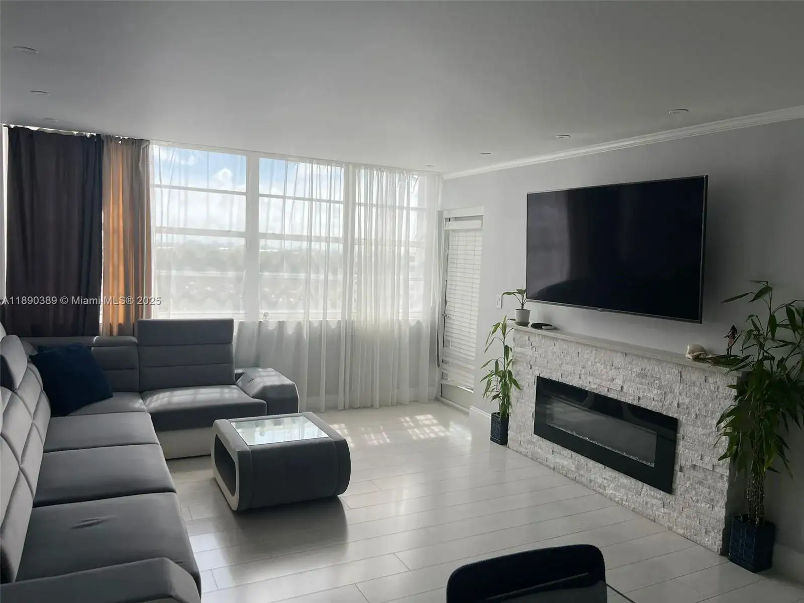 1 bedroom 2 bath Residential for sale at 1301 NE Miami Gardens Dr # 1013W, Miami FL 33179