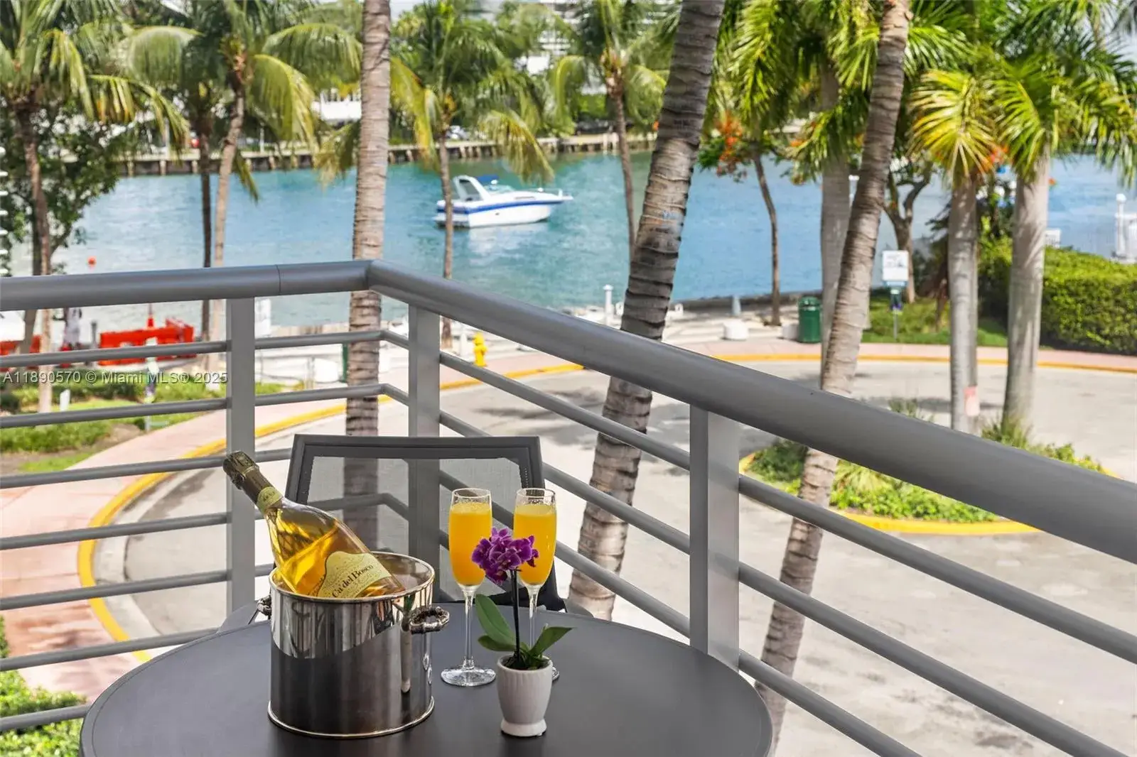 1 bedroom 1 bath Residential for sale at 1450 Lincoln Rd # 304, Miami Beach FL 33139