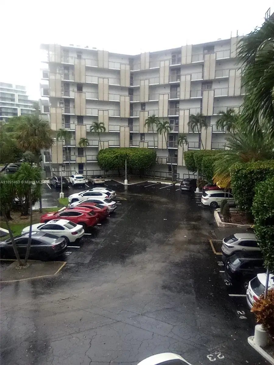 1 bedroom 1 bath Residential for sale at 20400 W Country Club Dr # 209, Aventura FL 33180