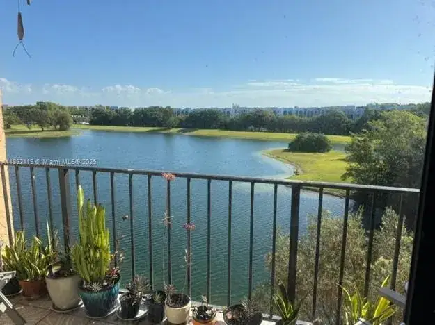 2 bedroom 2 bath Residential for sale at 9688 Fontainebleau Blvd # 409, Miami FL 33172