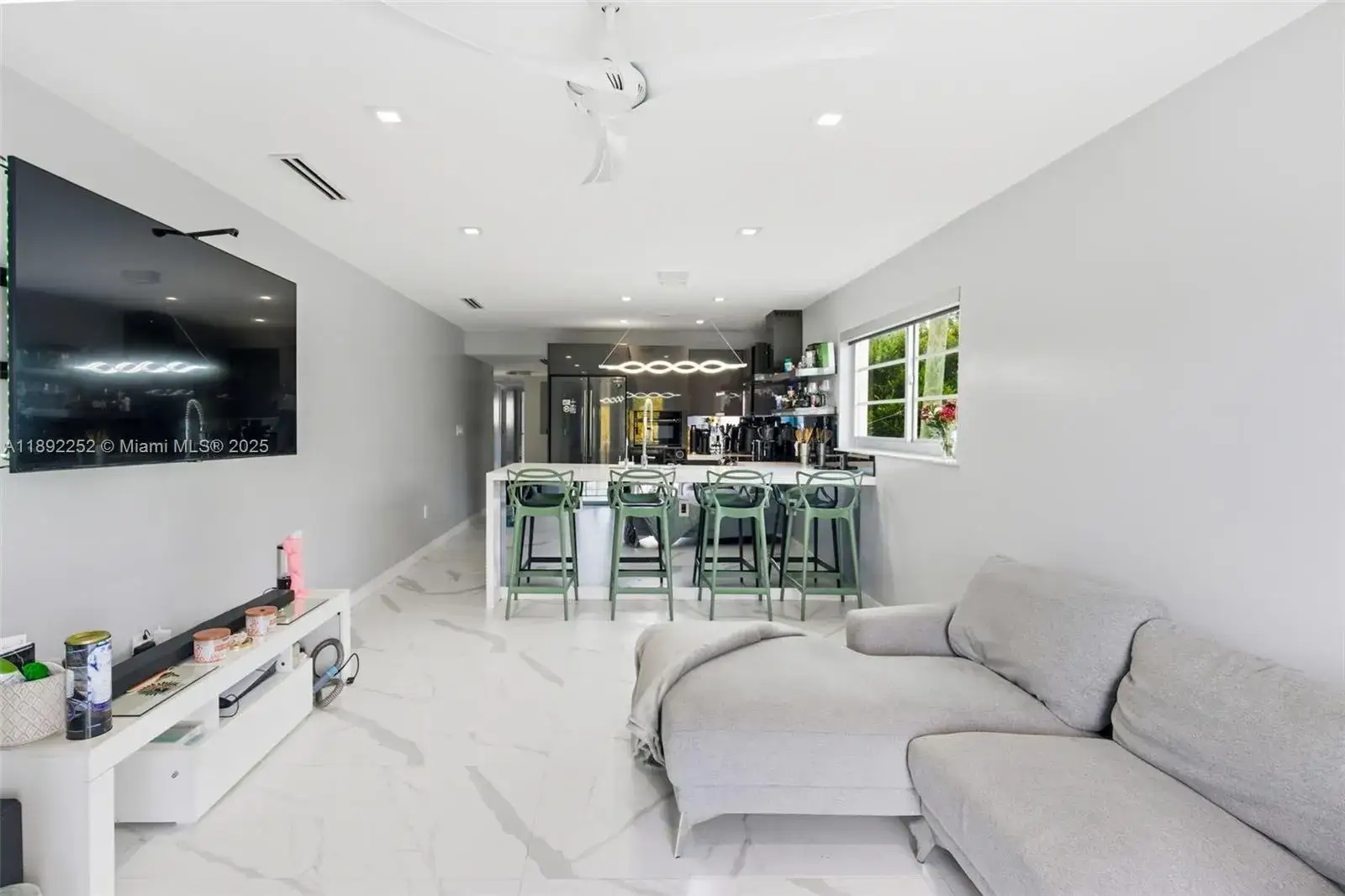 3 bedroom 2 bath Residential Lease for rent at 1428 Euclid Ave # 207, Miami Beach FL 33139