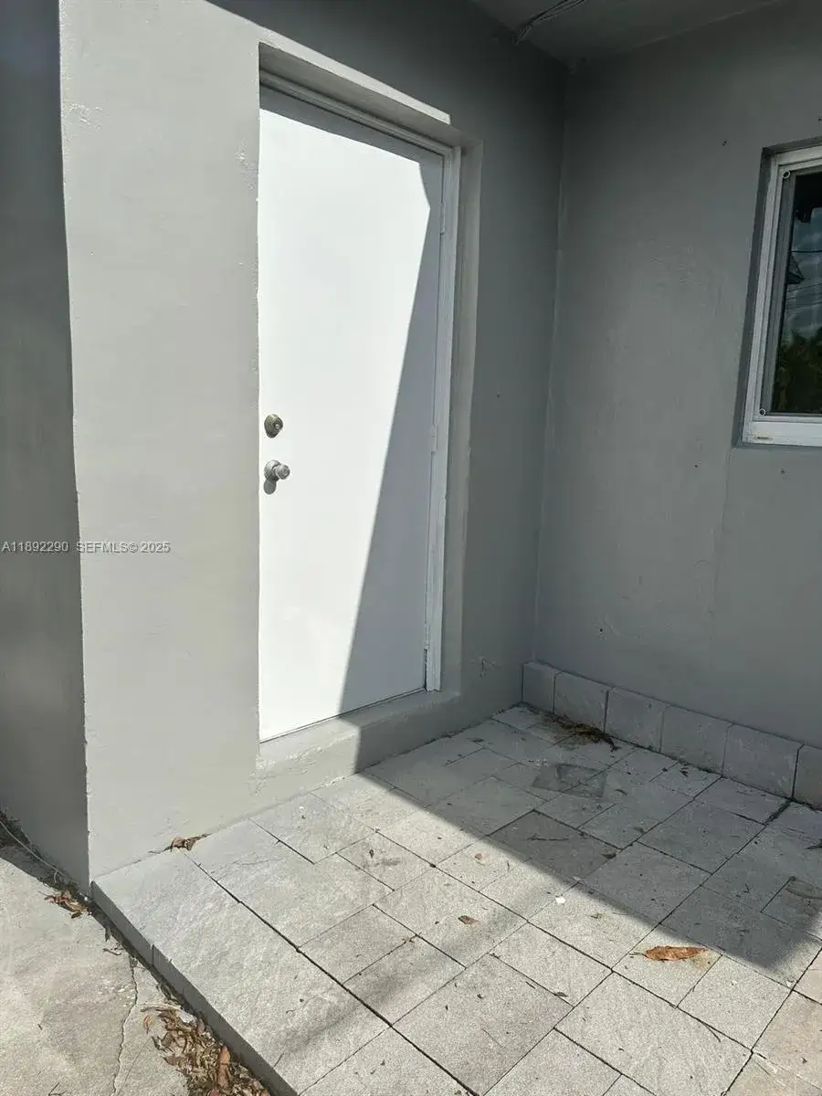 1 bedroom 1 bath Residential Lease for rent at 226 SW 11th St # 1, Dania Beach FL 33004