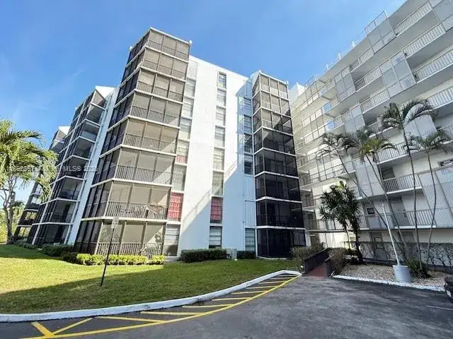 2 bedroom 2 bath Residential Lease for rent at 3401 N Country Club Dr # 107, Aventura FL 33180