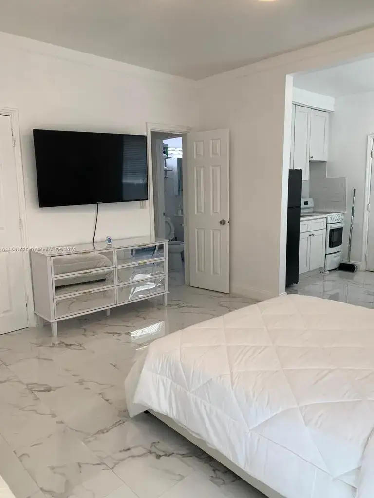 1 bedroom 1 bath Residential Lease for rent at 545 Michigan Ave # 5, Miami Beach FL 33139