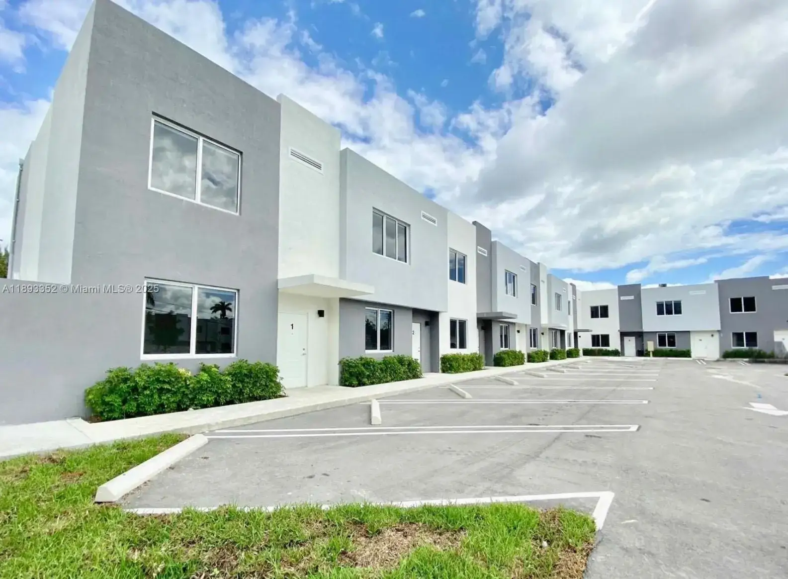 3 bedroom 2 bath Residential Lease for rent at 170 NW 158 St # 10, Miami FL 33169
