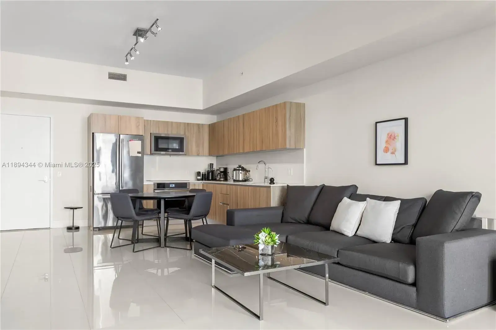 1 bedroom 2 bath Residential Lease for rent at 2960 NE 207th St # 502, Aventura FL 33180