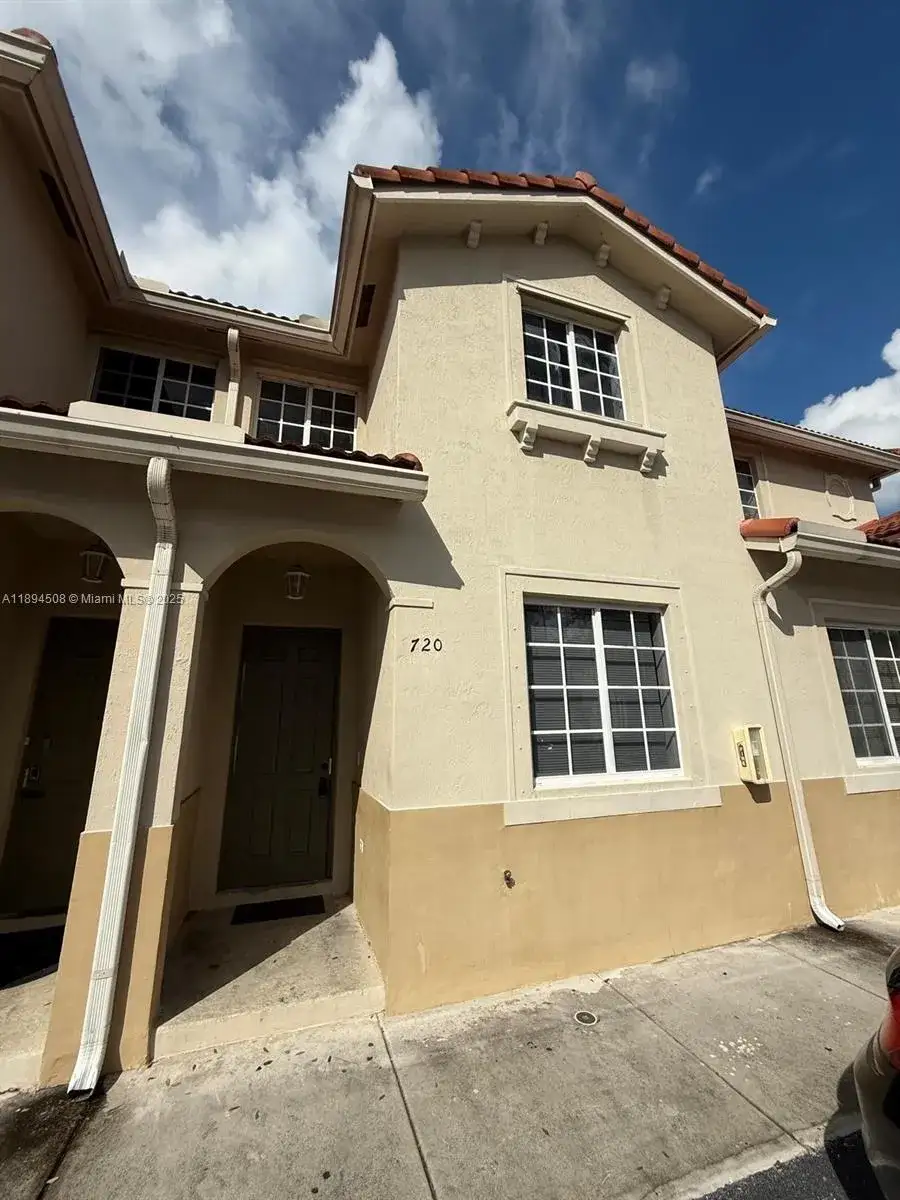 3 bedroom 2 bath Residential for sale at 21209 NW 14th Pl # 20, Miami Gardens FL 33169
