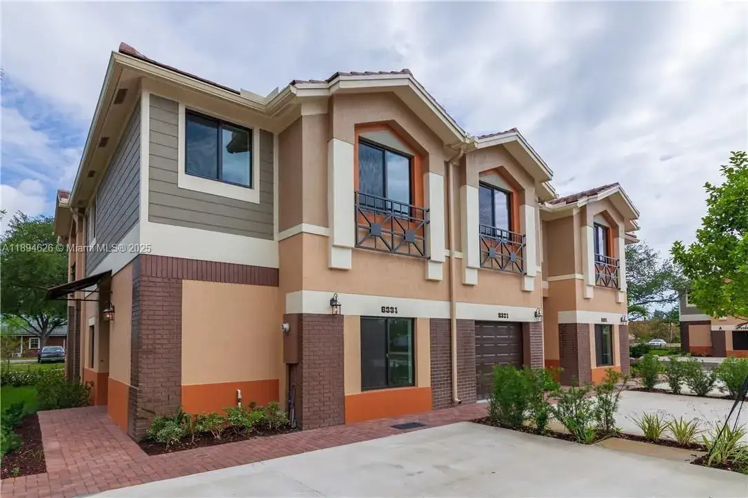 4 bedroom 3 bath Residential Lease for rent at 6301 S Station Sq # 6301, Davie FL 33314