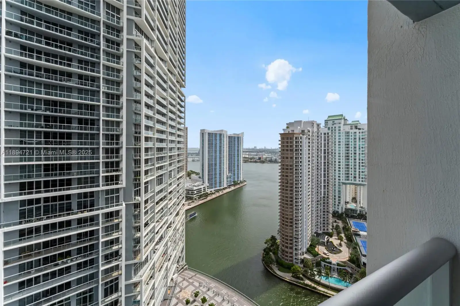 1 bedroom 1 bath Residential for sale at 495 Brickell Ave # 3208, Miami FL 33131