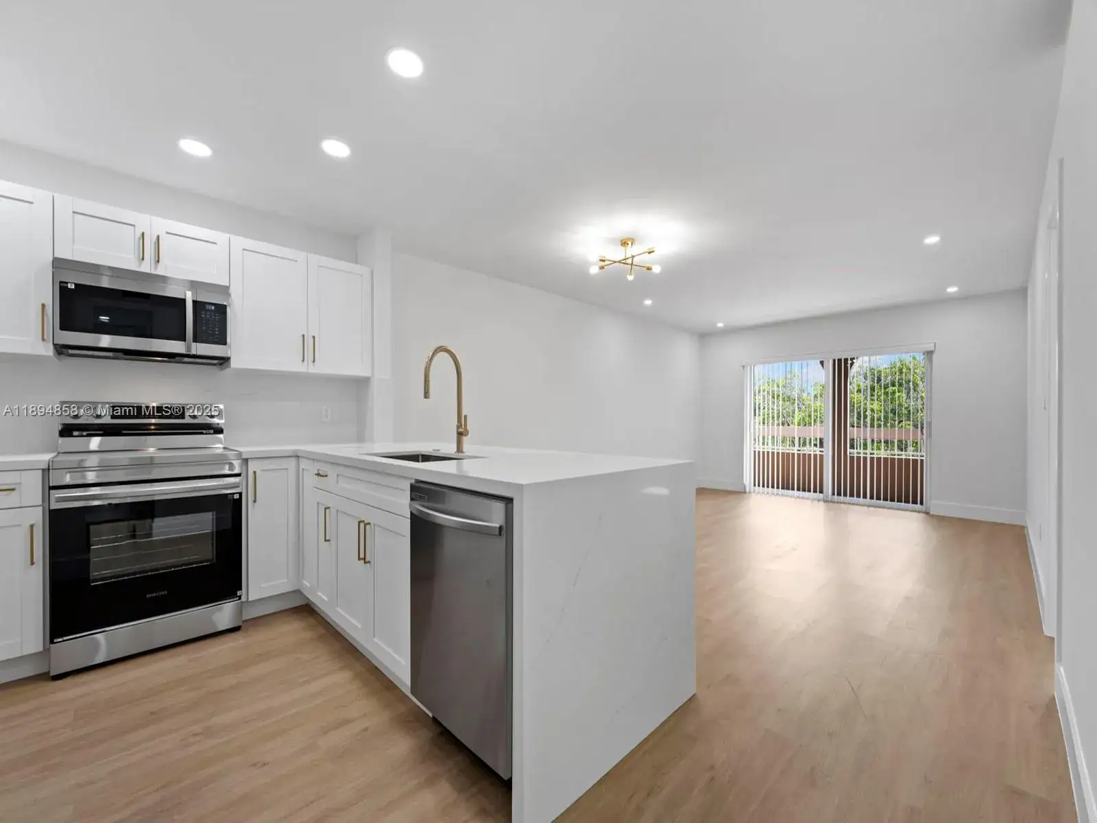 1 bedroom 1 bath Residential for sale at 8101 Camino Real # 320, Miami FL 33143