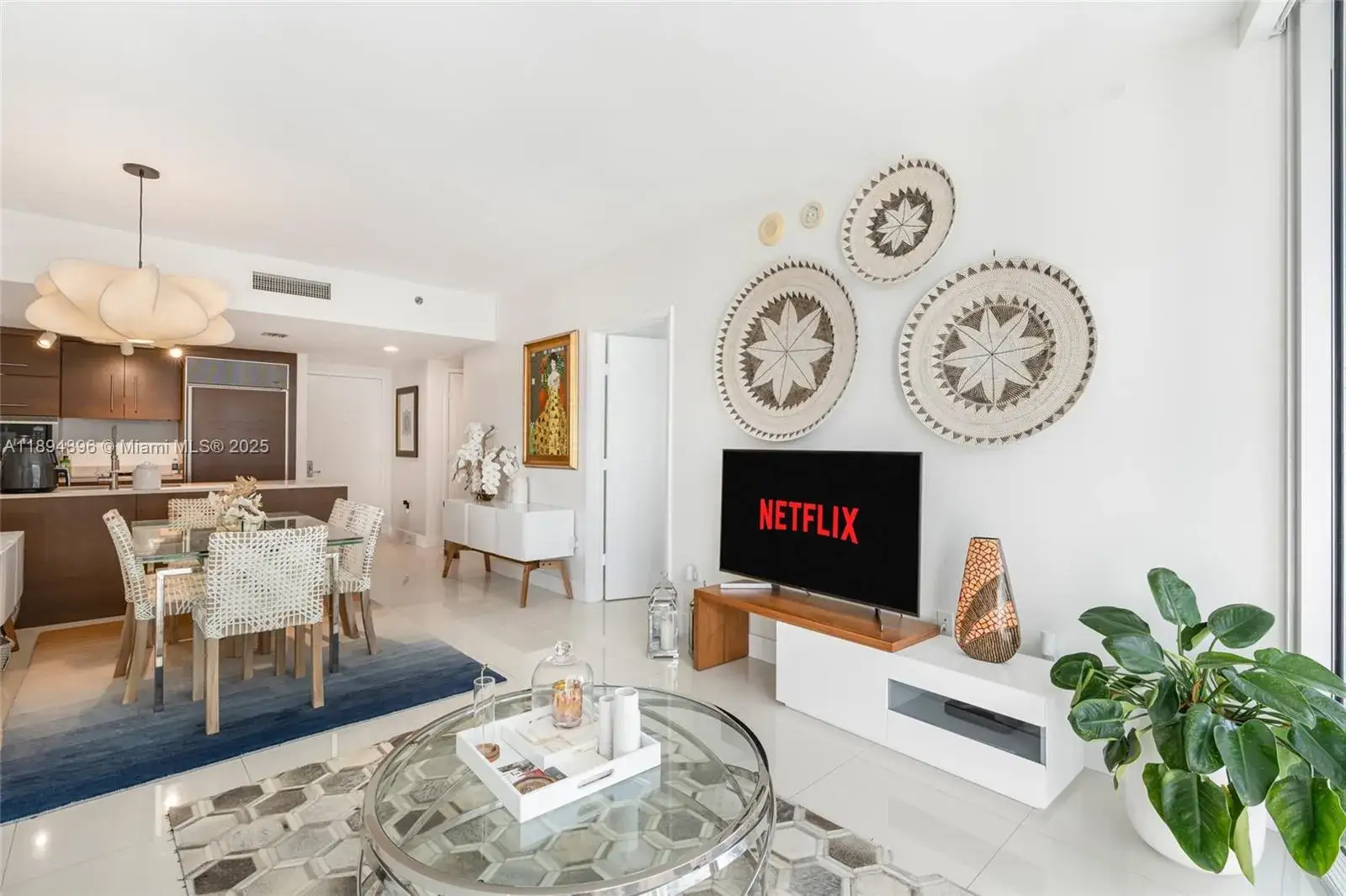 1 bedroom 1 bath Residential for sale at 475 Brickell Ave # 3111, Miami FL 33131