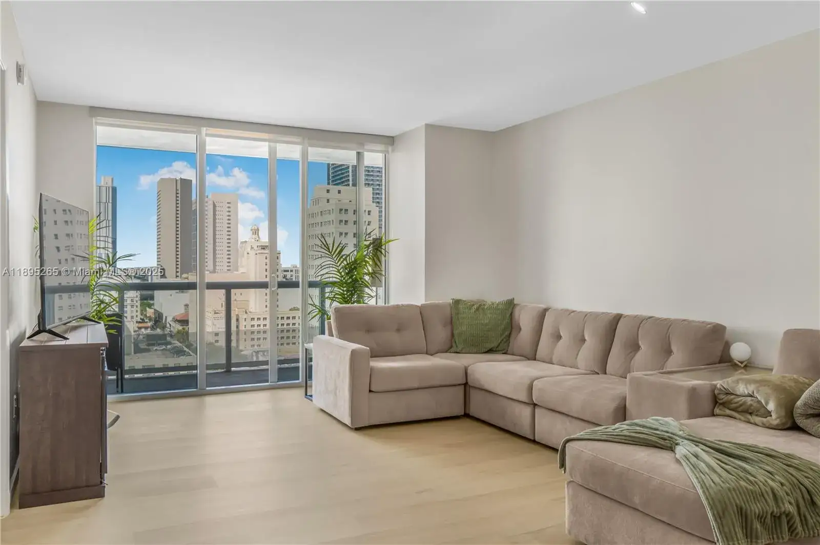 1 bedroom 1 bath Residential for sale at 50 Biscayne Blvd # 1505, Miami FL 33132