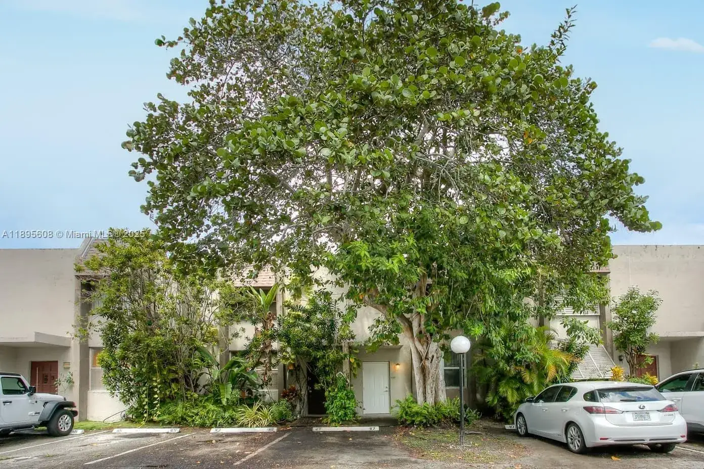 2 bedroom 2 bath Residential for sale at 14329 Memorial Hwy # K, Miami FL 33161