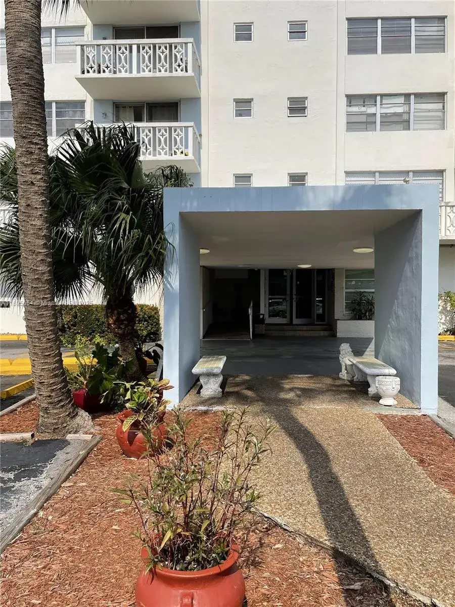 1 bedroom 1 bath Residential for sale at 13155 Ixora Ct # 603, North Miami FL 33181