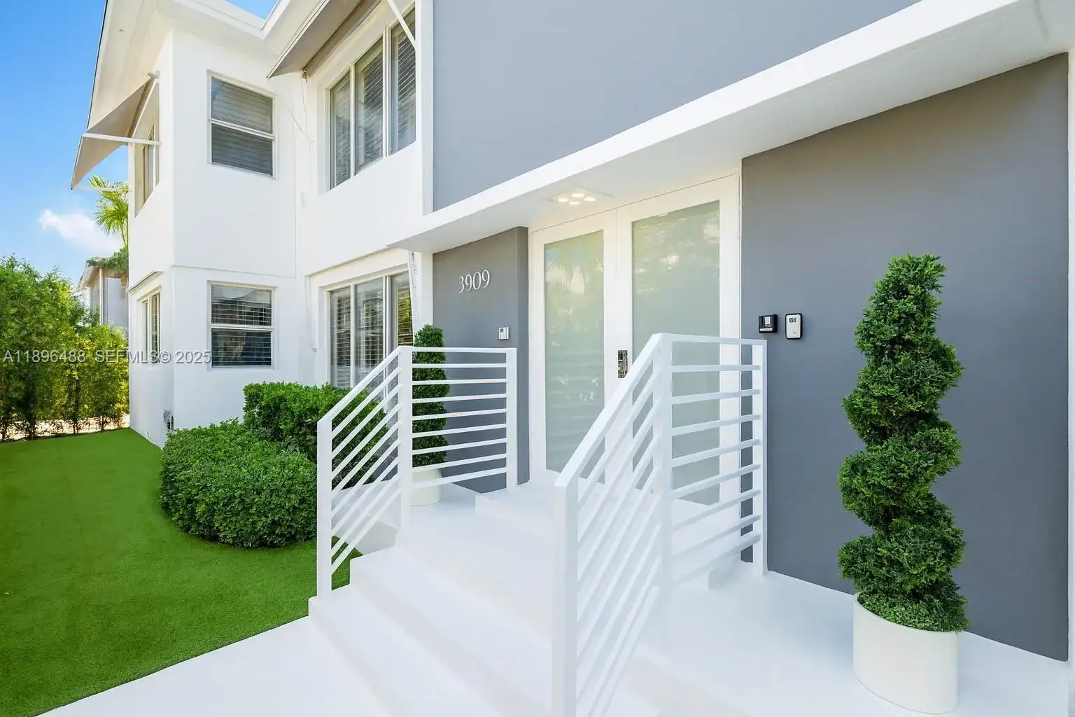 Commercial Sale for sale at 3909 Garden Ave, Miami Beach FL 33140