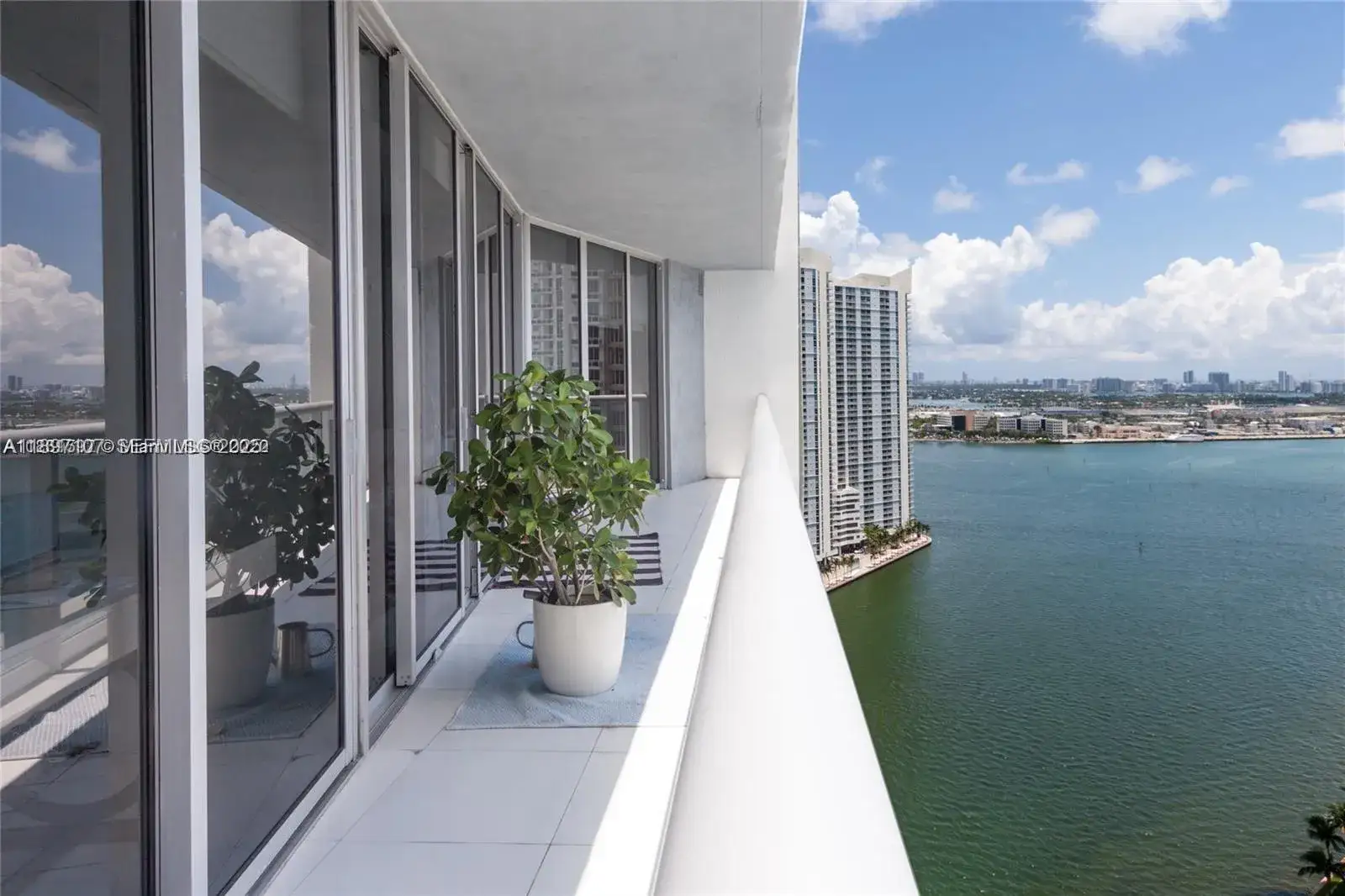 2 bedroom 2 bath Residential Lease for rent at 465 Brickell Ave # 2705, Miami FL 33131