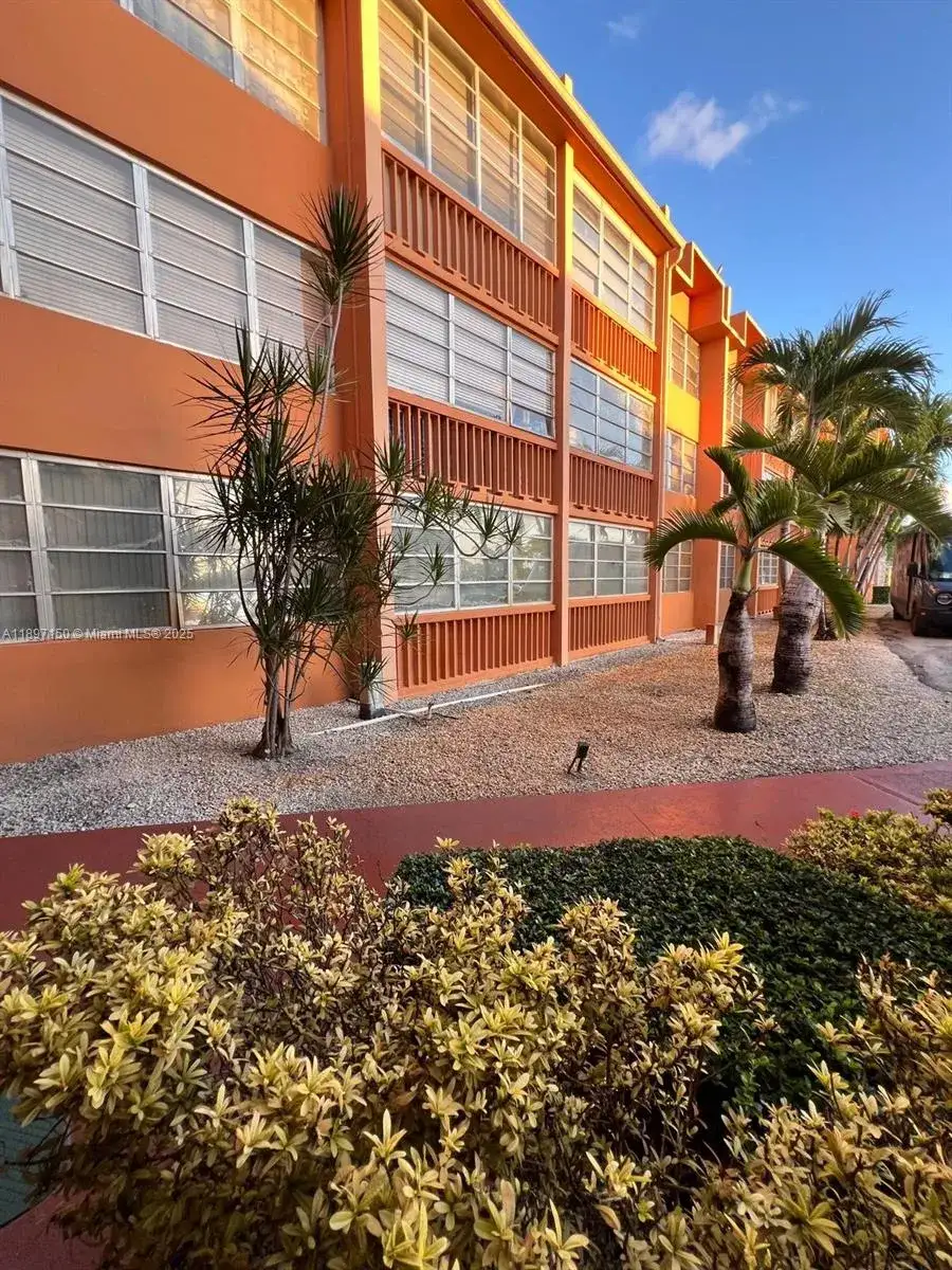 1 bedroom 1 bath Residential Lease for rent at 1591 NE Miami Gardens Dr # 107, Miami FL 33179