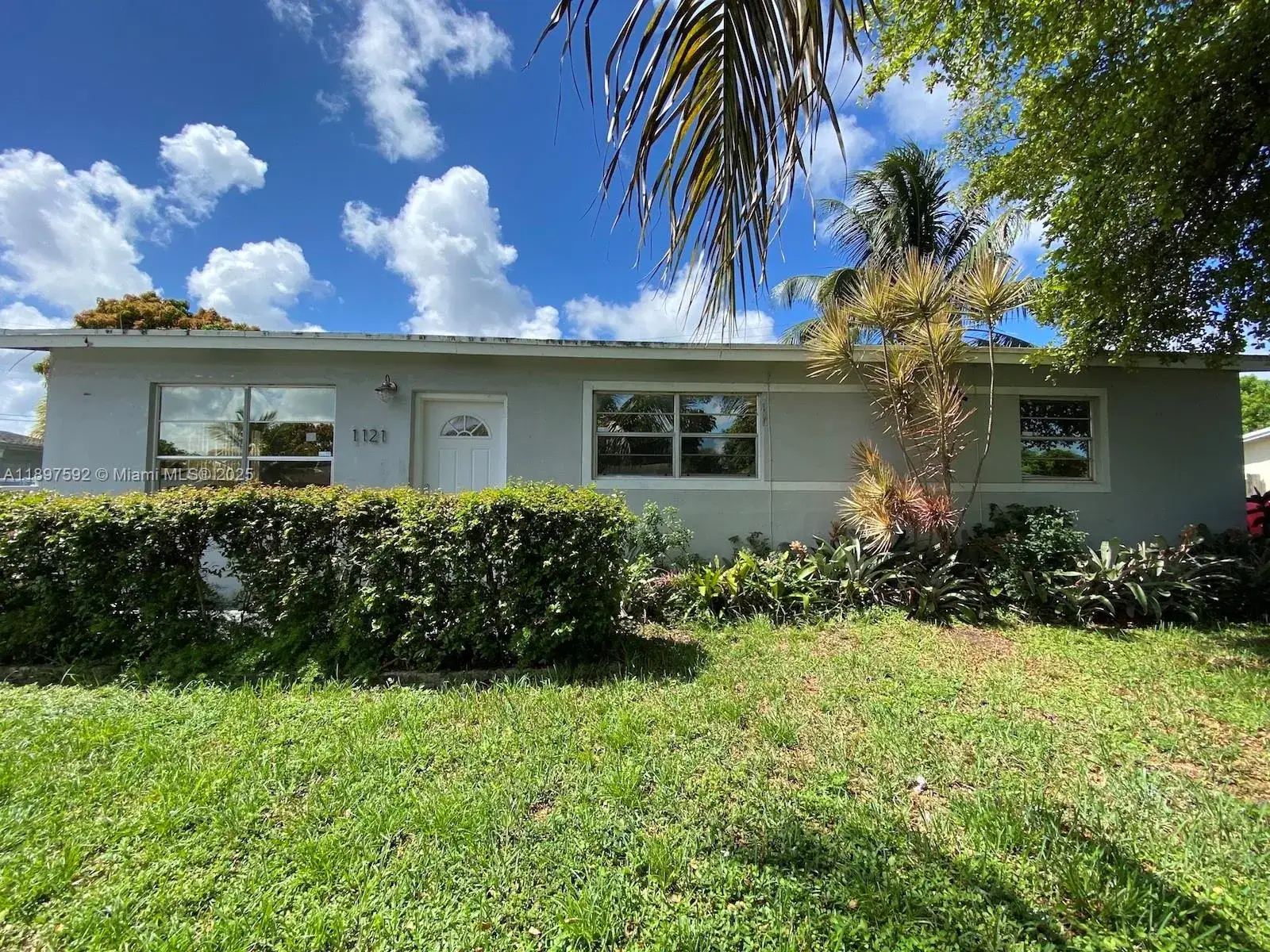 3 bedroom 2 bath Residential for sale at 1121 NE 214th St, Miami FL 33179