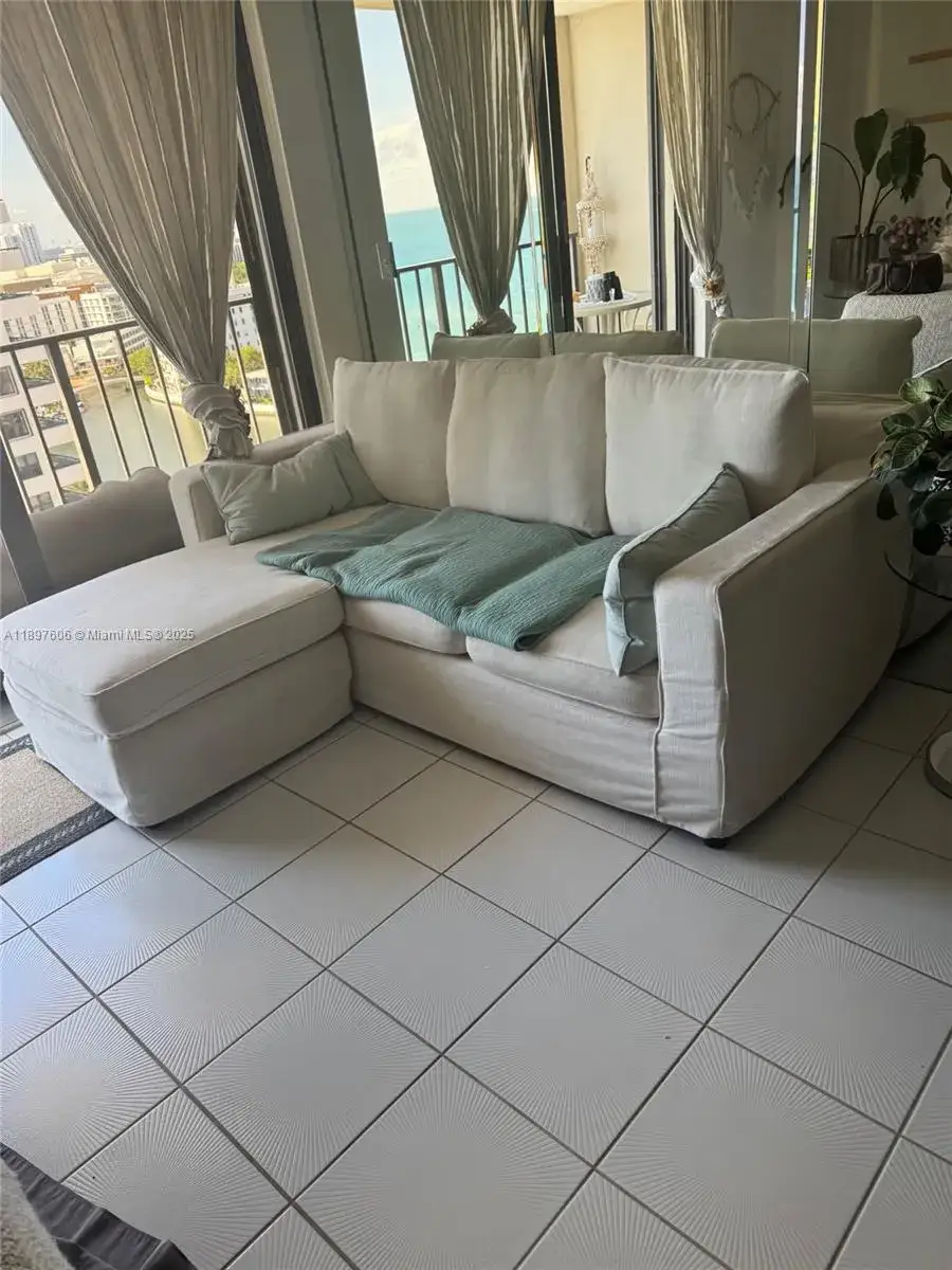 1 bedroom 1 bath Residential Lease for rent at 2625 Collins Ave # 1702, Miami Beach FL 33140